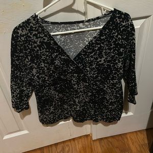 Merona Women’s Geometric Gray and Black Deep V-Neck 3/4 Sleeve Top L